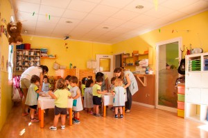Los alumnos de la clase jirafas, de 1 a 3 años, descubriendo texturas y sabores